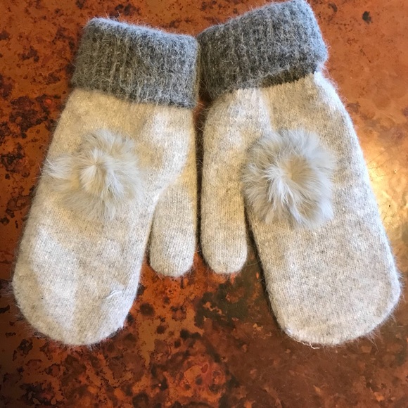 Threads & Trends Accessories - 🆕🌸 Heather Grey Pom Pom Mittens
